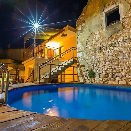 Сasa de vacaciones In Birbir Near & Pool